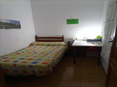 Se vende piso céntrico en Miraflores de la Sierra de tres dormitorios.