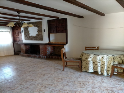 Se vende casa baja con garaje, terraza y dos patios en Miraflores de la Sierra.