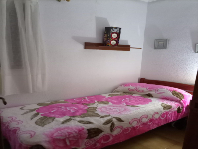 Se vende piso céntrico en Miraflores de la Sierra de tres dormitorios.