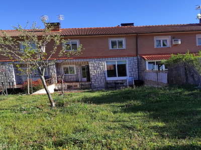 Se vende Chalet adosado céntrico en Bustarviejo.