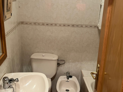 Se vende piso bajo céntrico de un dormitorio con trastero.