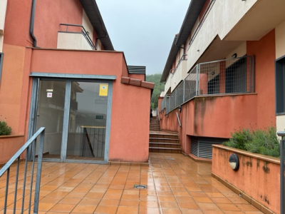 Se vende piso segundo céntrico con dos dormitorios y terraza en Bustarviejo.