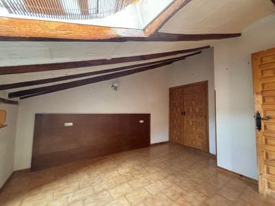 Se vende piso abuhardillado amplio de tres dormitorios en la Zona del Rosal.