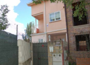 Se vende casa  sin parcela en el centro de  Miraflores de la Sierra.